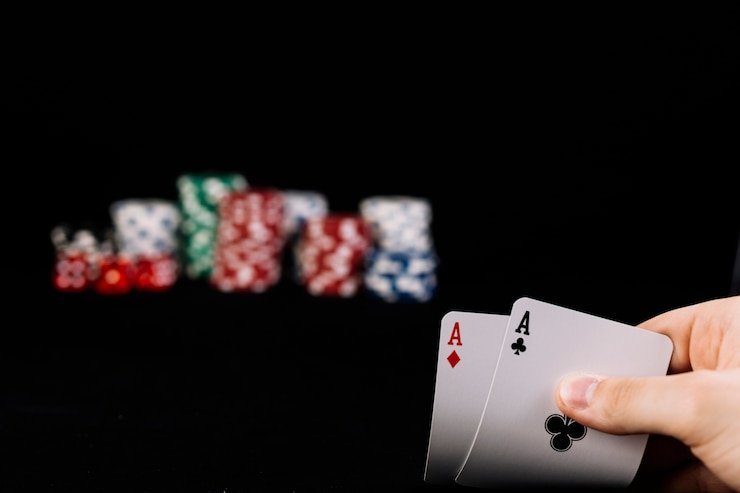 Pemain saat bermain permainan meja poker dengan suasana kasino profesional
